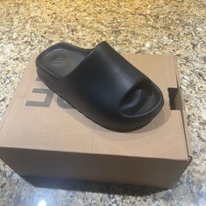 Yeezy Slides Onyx Size 6